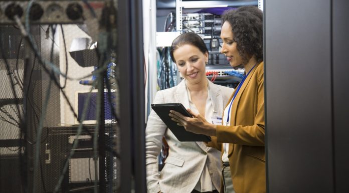 Les femmes dans le secteur des technologies sont confrontées à des obstacles à la progression de leur carrière